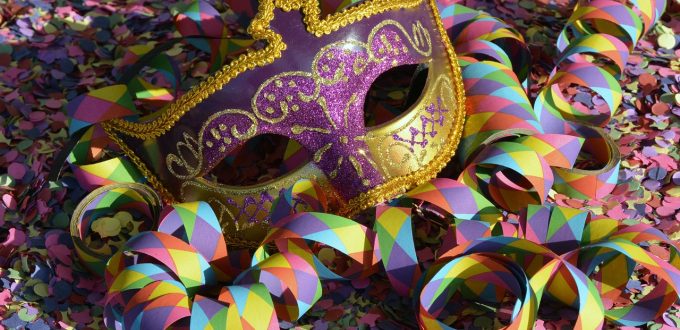 Mascara de carnaval y confeti