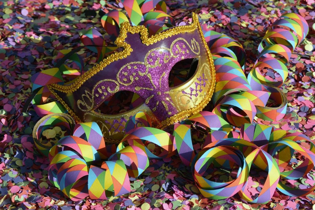 Mascara de carnaval y confeti